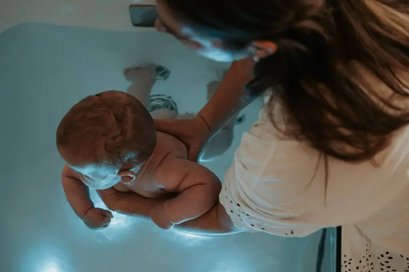 Morgane accompagne un bébé qui flotte dans sa baignoire individuelle