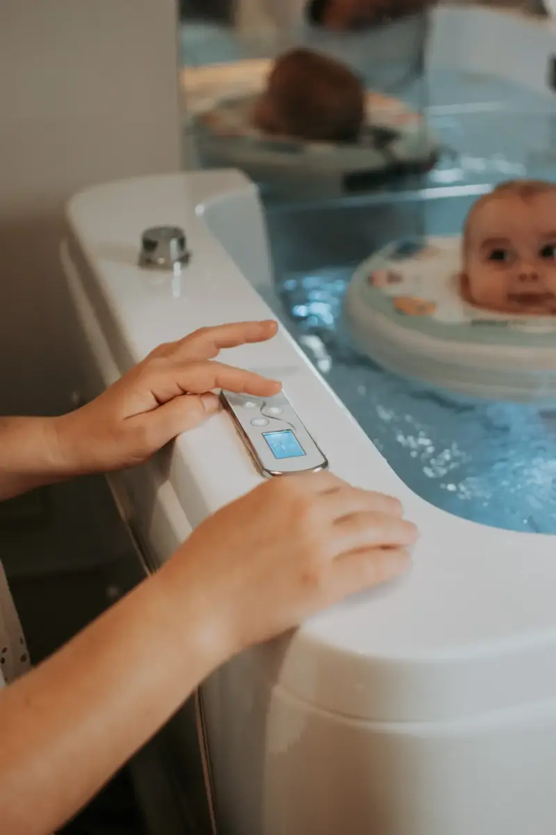 Séance de baby spa dans une eau tiède pour dégager les voies respiratoires