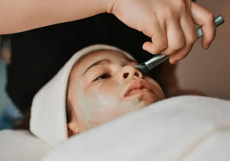 Un enfant reçoit un soin du visage hydratant