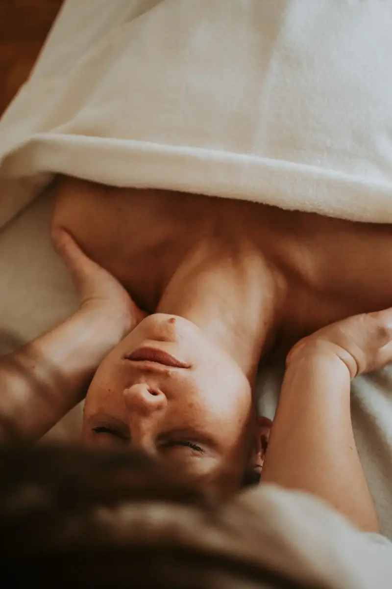 Massage relaxant du dos d'une jeune maman