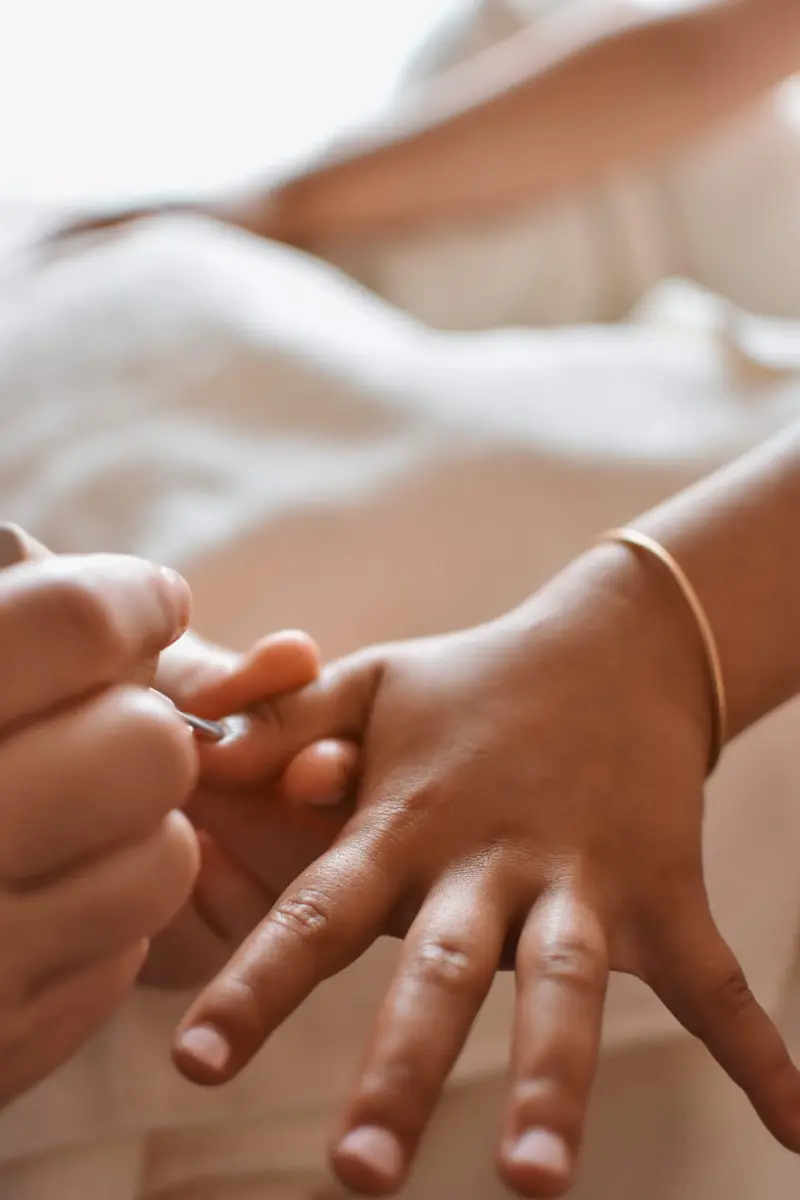 Massage du ventre d'un bébé pour soulager les coliques